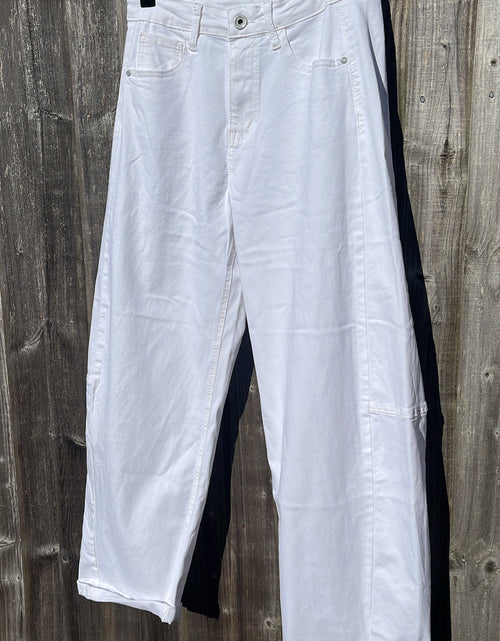 Load image into Gallery viewer, White Barrel Jeans
