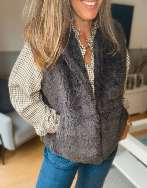 Load image into Gallery viewer, Faux Fur Gilet - mole
