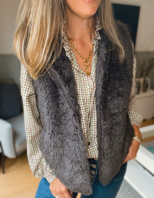 Load image into Gallery viewer, Faux Fur Gilet - mole
